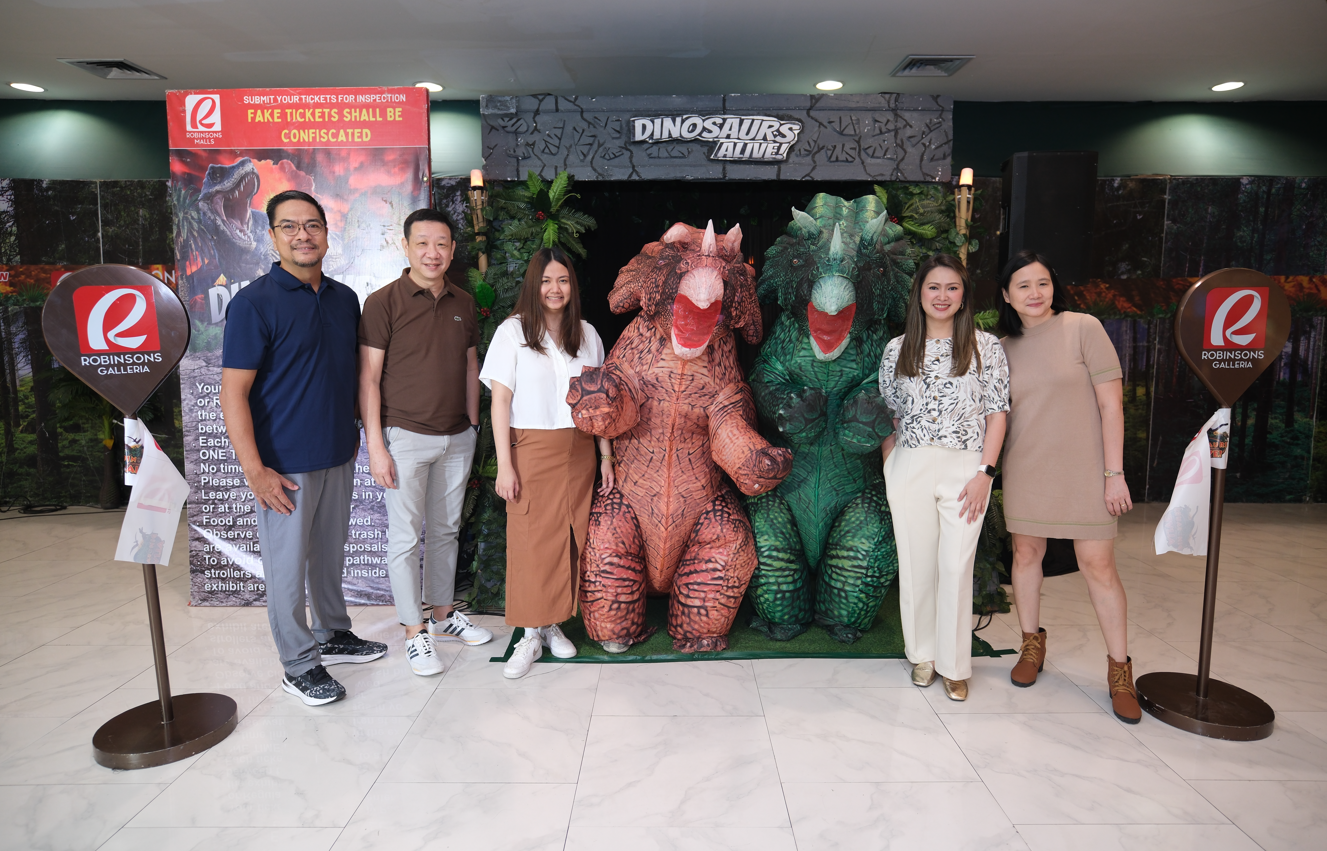 Dinosaurs-Alive-Galleria-Ribbon-Cutting