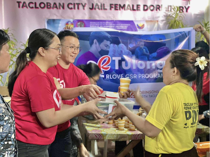 Robinsons-Malls-volunteers